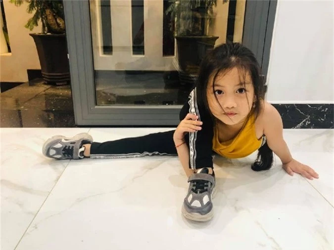 Bé Cola- con gái Ốc Thanh Vân - uốn dẻo như vũ công chuyên nghiệp dù mới hơn 5 tuổi. 