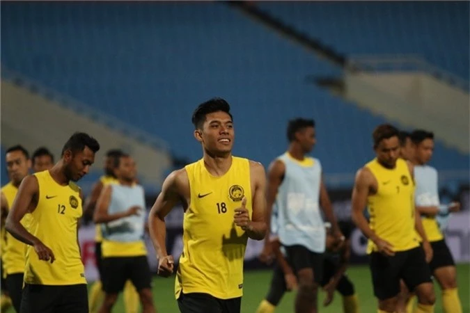 Giấu bài chờ đấu Việt Nam, cầu thủ Malaysia chơi... bóng bầu dục
