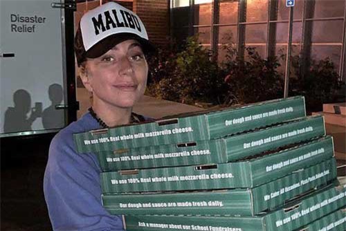 Lady Gaga đi ship pizza cho các gia đình bị cháy nhà ở California
