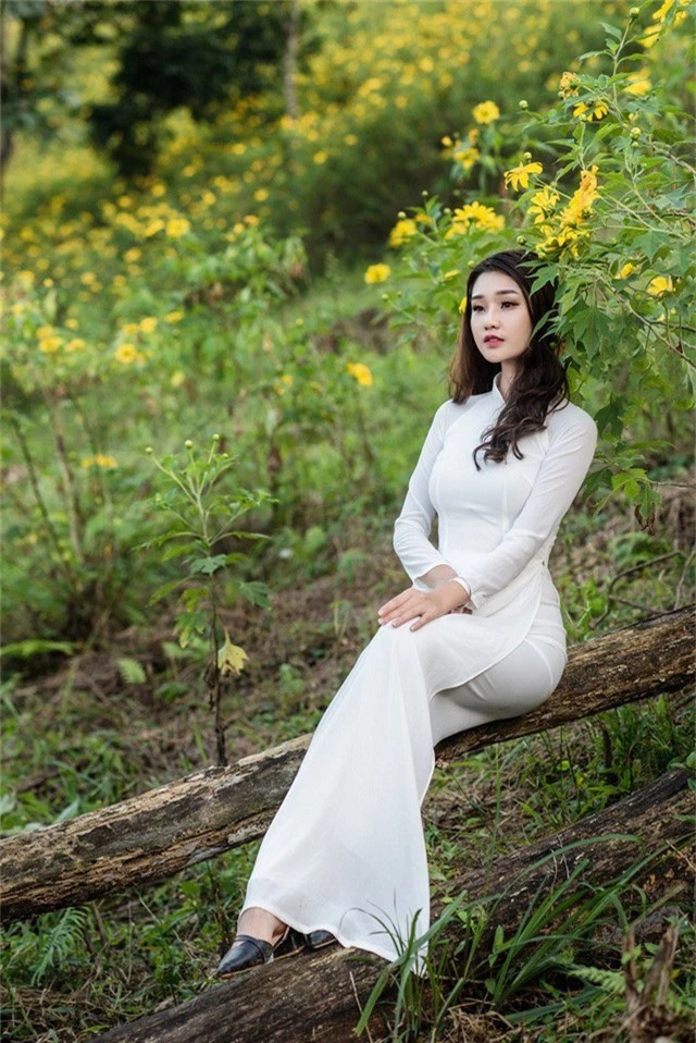 Là một cô gái yêu thích chụp ảnh và cũng đang là một mẫu ảnh tự do tại Hà Nội, Huyền Trang đã quyết định thực hiện bộ ảnh áo dài trắng bên hoa dã quỳ đầu mùa.