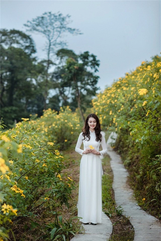 Nhiếp ảnh Lương Trung Kiên là người giúp Huyền Trang lưu lại những khoảnh khắc đẹp bên rừng hoa dã quỳ.