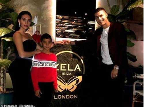 Ronaldo 15 phút “đốt” hơn 800 triệu đồng chiều mỹ nhân