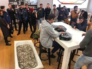 Nhóm thanh niên vác cả... bồn tắm tiền xu đi mua iPhone XS