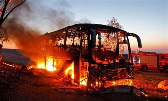 Clip: Xe buýt quân đội Israel bốc cháy nghi ngút khi trúng tên lửa từ Dải Gaza