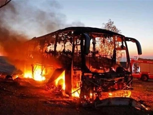Clip: Xe buýt quân đội Israel bốc cháy nghi ngút khi trúng tên lửa từ Dải Gaza