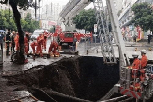 Clip:  'Hố tử thần' bất ngờ 'nuốt chửng' người phụ nữ đi bộ