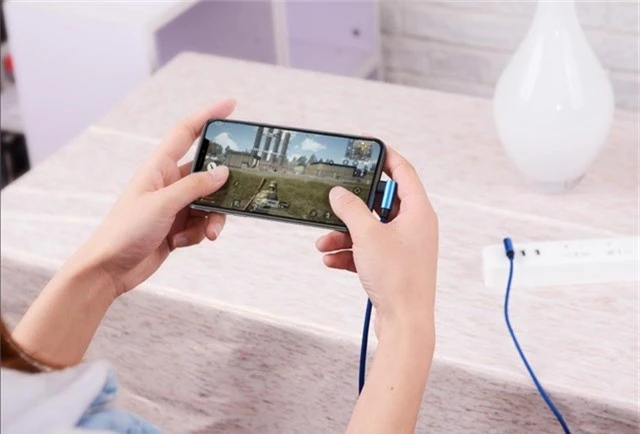 Chơi game lúc đang cắm sạc iPhone là một thói quen cần tránh vì có thể khiến điện thoại trở nên quá nóng.