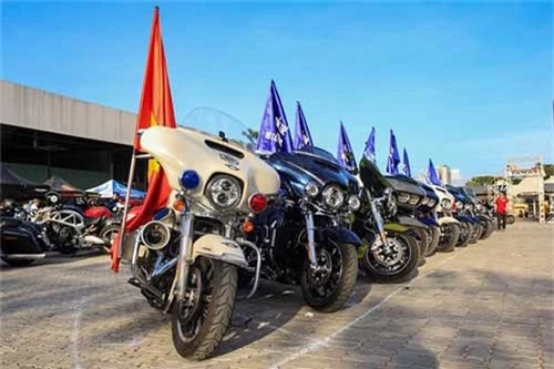 Mãn nhãn với dàn xe hơn 400 chiếc mô tô phân khối lớn quy tụ tại TP.HCM. Sự kiện sinh nhật lần thứ 5 của CLB mô tô thể thao Harley-Davidson Saigon đã thu hút hơn 400 biker đến từ 90 CLB mô tô trên khắp cả nước về dự. (CHI TIẾT)