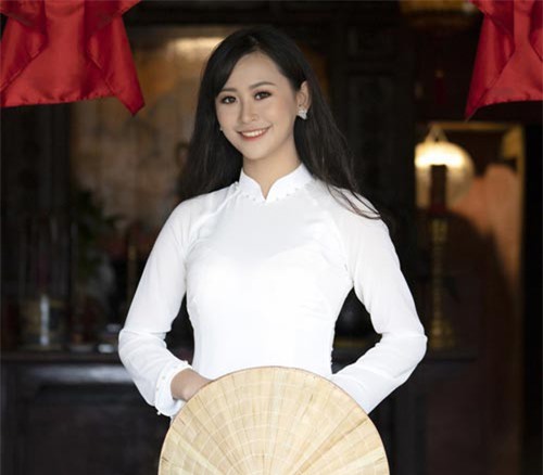 Ngắm cặp đôi nữ sinh xinh đẹp đăng quang Imiss Thăng Long 2018