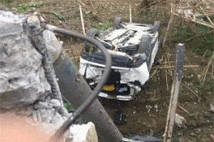 Clip: Nữ tài xế say rượu lùi xe, húc bay lan can rơi xuống cầu ở Lào Cai