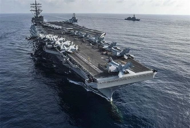  Tàu sân bay USS Ronald Reagan trong một lần tập trận với hải quân Nhật Bản