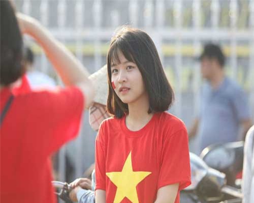 Fan nữ xinh rực đỏ Mỹ Đình tiếp lửa ĐT Việt Nam đấu Malaysia