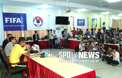 Báo Hàn Quốc choáng với họp báo Việt Nam vs Malaysia