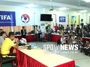 Báo Hàn Quốc choáng với họp báo Việt Nam vs Malaysia