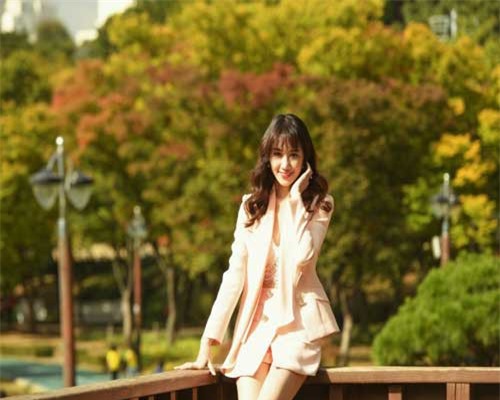 Hari Won bỗng nhiên 'đổi gió' hóa mỹ nhân quyến rũ khi diện trang phục lấp ló nội y