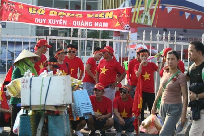 Trước giờ thi đấu có rất đông người hâm mộ Việt Nam đến sân Mỹ Đình.