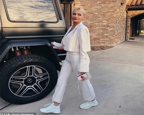 Kylie Jenner thả dáng quyến rũ với suit trắng thanh lịch