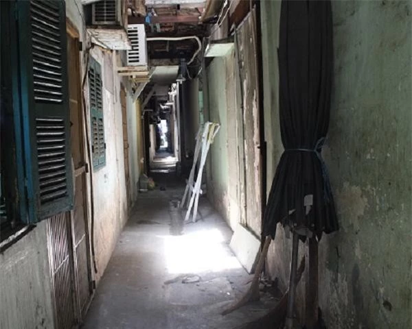 Hành lang bên trong chung cư Thanh Đa đã xuống cấp, tường ẩm mốc  (Ảnh: ĐL)
