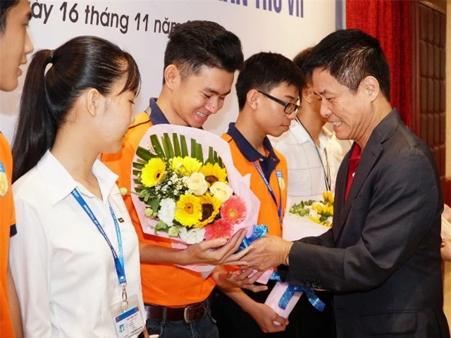 Ông Nguyễn Quốc Kỳ - Tổng Giám đốc Vietravelchúc mừng  và trao học bổng cho các bạn sinh viên