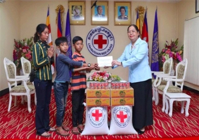Hội Chữ thập đỏ tới thăm và trao quà từ thiện cho gia đình cậu bé Thaksin.