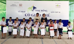 Trao tặng 200 suất học bổng Cô giáo Nhế cho trẻ em nghèo hiếu học