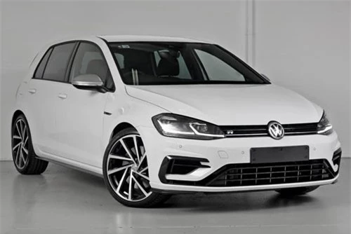 =5. Volkswagen Golf R 2018 (thời gian tăng tốc từ 0-100 km/h: 4,8 giây).