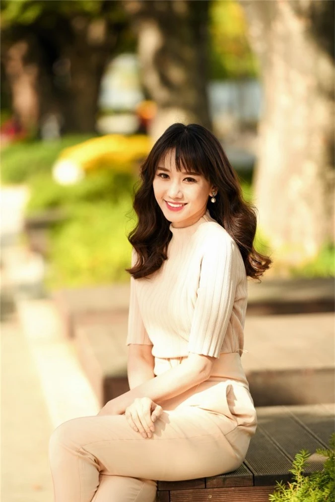  Kết hợp với hoa tai ngọc trai nhỏ nhắn, sang trọng cùng mái tóc xoăn sóng nhẹ nhàng giúp cô tỏa sáng giữa cảnh sắc mùa Thu ở Hàn Quốc.