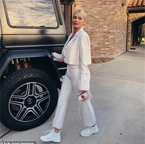 kylie jenner tha dang quyen ru voi suit trang thanh lich hinh 1