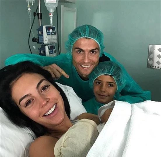 Thông tin về cô gái vừa được Cristiano Ronaldo cầu hôn: Người mẫu 9X thân hình nóng bỏng, cha là trùm ma túy - Ảnh 2.