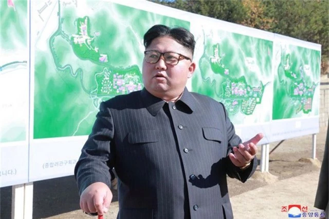 Nhà lãnh đạo Kim Jong-un thị sát một cơ sở xây dựng hồi tháng 10. (Ảnh: Reuters) 