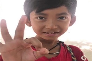 Cậu bé bán hàng rong người Campuchia khiến cả thế giới thán phục 