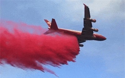 Clip: Cận cảnh máy bay chữa cháy rừng ở California