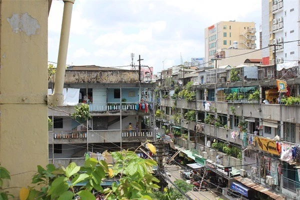 Khung cảnh hoang tàn, cũ kỹ khi nhìn vào chung cư Nguyễn Thiện Thuật (quận 3, TP.HCM)