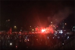 Clip: ĐT Việt Nam thắng trận, CĐV 'nhuộm đỏ' đường phố