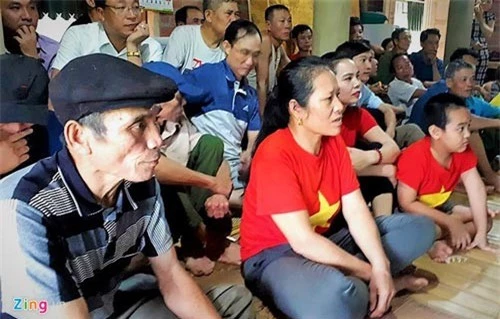 Gia đình thủ môn Bùi Tiến Dũng ở quê nhà cổ vũ cho con trai cùng tuyển Việt Nam hồi tháng 8. Ảnh: Nguyễn Dương.