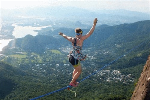 Clip: 'Giỡn mặt tử thần', cô gái đi trên dây nối giữa 2 ngọn núi cáo chót vót