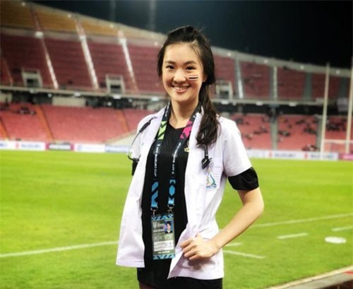 Nữ bác sĩ đội tuyển Thái Lan gây sốt vì vẻ đẹp như thiên thần