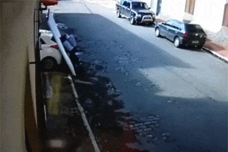 Clip: Ô tô lùi húc tung cánh cửa 70kg, đè trúng cặp vợ chồng U70