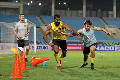 Trụ cột Malaysia chấn thương ngay buổi tập đầu tại Mỹ Đình