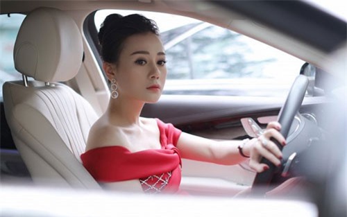 'Quỳnh búp bê' lái xe sang đi sự kiện