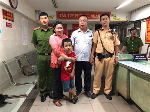 Bé trai lạc mẹ từ quận 1 sang quận 2 sau trận Việt Nam thắng Malaysia