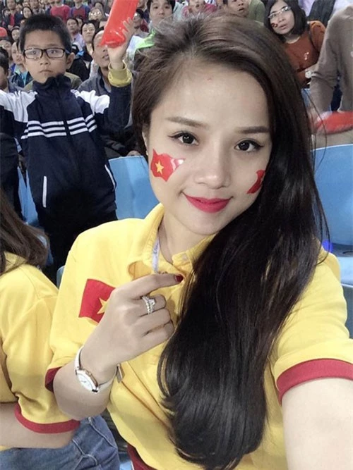 Ở kỳ AFF Cup 2016, Thương Võ bỗng bất ngờ nổi tiếng nhờ bức hình chụp trên sân Mỹ Đình (Hà Nội) khi cổ vũ ĐT Việt Nam trong trận gặp Indonesia.