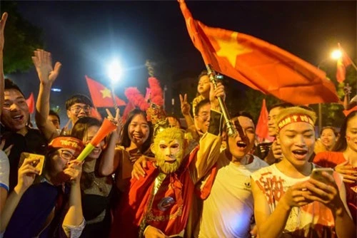 “Tôn Ngộ Không” cũng xuống phố ăn mừng chiến thắng của ĐT Việt Nam. Ảnh: Dân Trí.