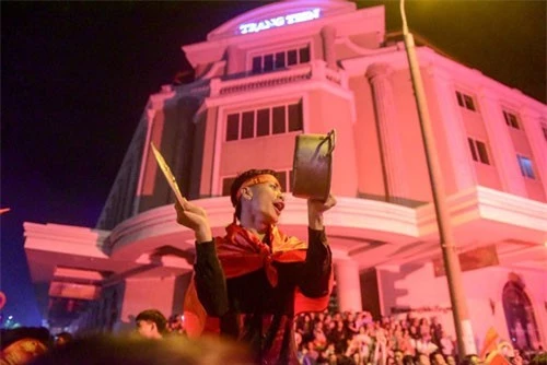 “Tôn Ngộ Không” cũng xuống phố ăn mừng chiến thắng của ĐT Việt Nam. Ảnh: Dân Trí.