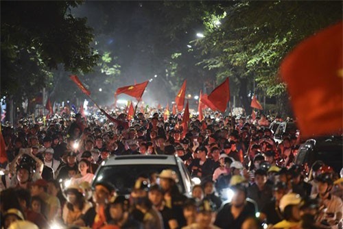 NHM kéo nhau xuống đường ăn mừng chiến thắng của ĐT Việt Nam