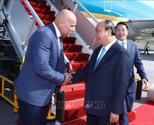 Thủ tướng Nguyễn Xuân Phúc đến Papua New Guinea, bắt đầu tham dự Hội nghị Cấp cao APEC 26