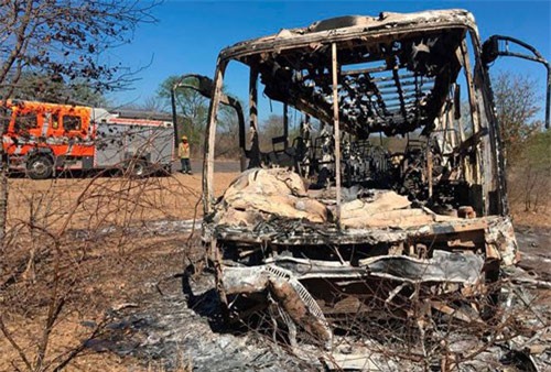 Xe buýt nổ tung, bốc cháy giữa đường, 40 người mất mạng