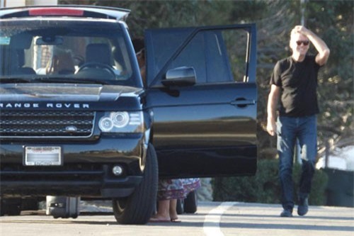 Pierce Brosnan đau lòng nhìn biệt thự 8 triệu USD bị thiêu rụi