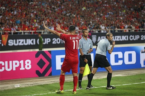 Anh Đức nói gì khi ngăn khán giả nhà ném chai lọ về phía trọng tài?