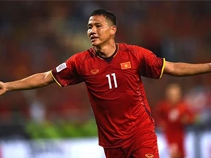 Sút trượt thành kiến tạo, Anh Đức được ví với... Ronaldo